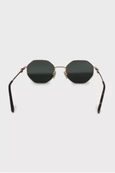 Sunglasses with a signature chain
