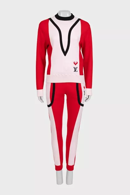 A sweatshirt and trousers suit with a brand logo