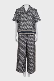 Suit with pants in a signature print