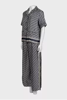 Suit with pants in a signature print