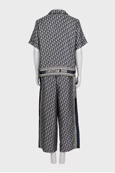 Suit with pants in a signature print
