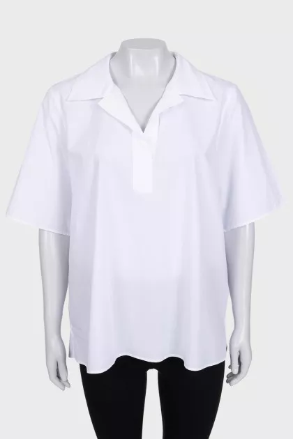White short sleeve shirt with no fastening