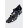 Patent leather shoes with gold logo