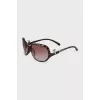 Sunglasses with metal decoration on the temples