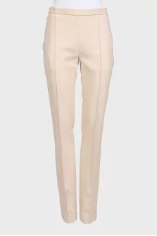 Straight-leg trousers with creases at the mid-waist