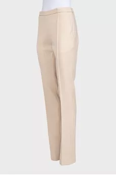 Straight-leg trousers with creases at the mid-waist