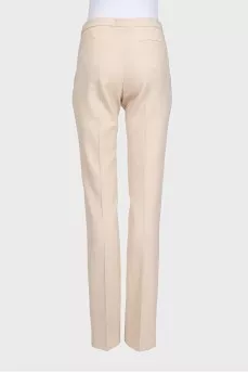 Straight-leg trousers with creases at the mid-waist