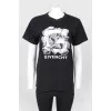 Black T-shirt with gray geometric print