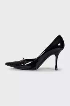 Patent leather shoes with embroidery on the toe