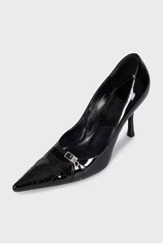 Patent leather shoes with embroidery on the toe
