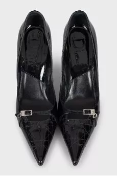 Patent leather shoes with embroidery on the toe
