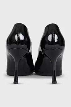 Patent leather shoes with embroidery on the toe