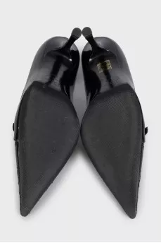 Patent leather shoes with embroidery on the toe