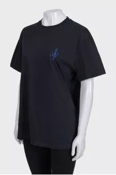 Black straight-cut t-shirt with branded embroidery