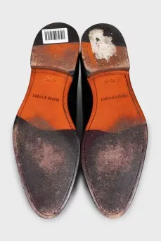 Men's shoes with perforated leather