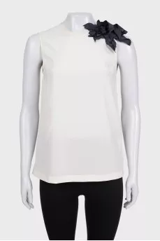 Sleeveless silk blouse decorated with a flower