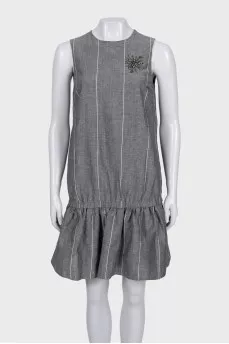 The grey dress is decorated with crystals