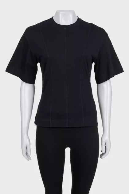 Fitted T-shirt decorated with seams