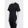 Fitted T-shirt decorated with seams