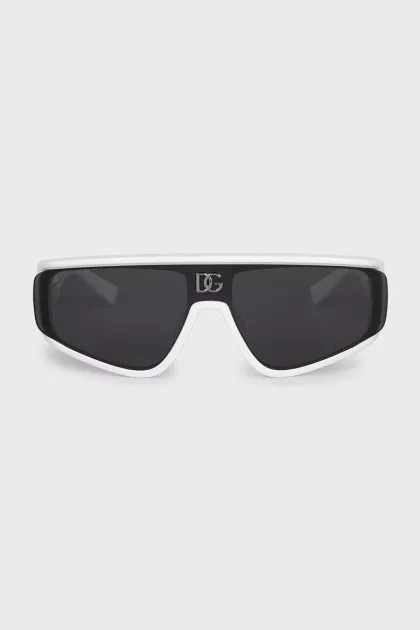 Sporty sunglasses with logo