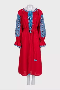 Fitted dress decorated with embroidery