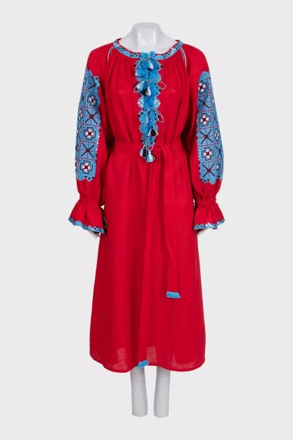 Fitted dress decorated with embroidery
