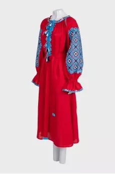 Fitted dress decorated with embroidery
