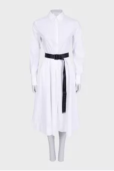 Fitted dress with a contrasting belt