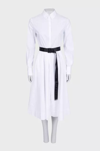 Fitted dress with a contrasting belt