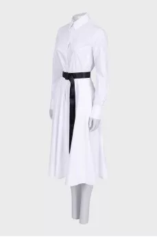 Fitted dress with a contrasting belt