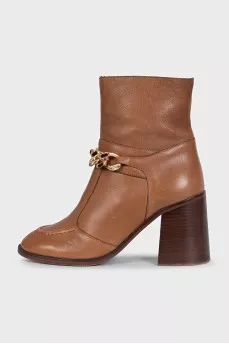 Leather ankle boots decorated with a gold chain