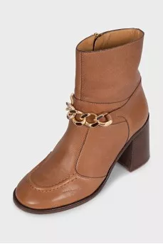 Leather ankle boots decorated with a gold chain