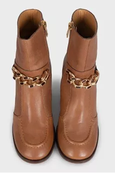 Leather ankle boots decorated with a gold chain