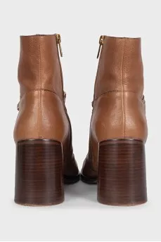 Leather ankle boots decorated with a gold chain