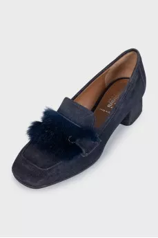 Suede shoes decorated with fur