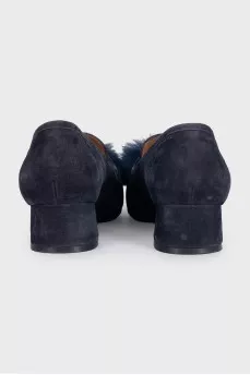Suede shoes decorated with fur