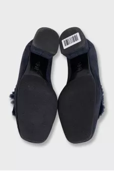 Suede shoes decorated with fur