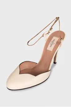 Beige slingbacks with chain
