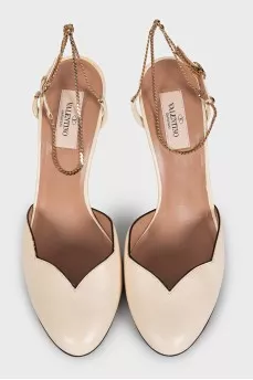 Beige slingbacks with chain
