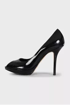 Black patent leather open-toe shoes