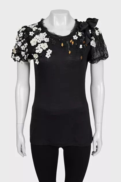 A straight T-shirt decorated with crystals and sequins