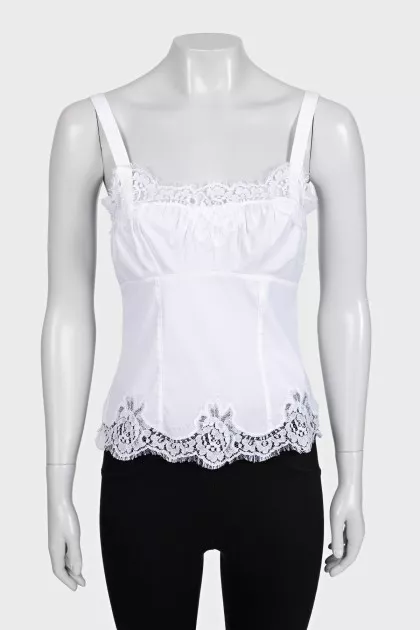 Fitted top decorated with lace