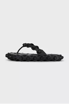 Черные шлепанцы с фигурным декором