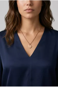 Pendant on chain in a yellow gold