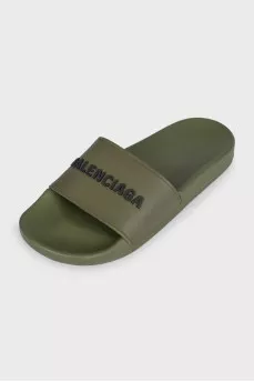 Зеленые шлепанцы с черным лого