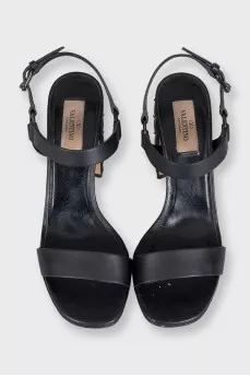 Черные кожаные босоножки Rockstud