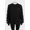 Черный oversize свитшот в принт
