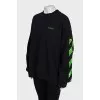 Черный oversize свитшот в принт