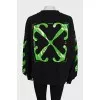 Черный oversize свитшот в принт