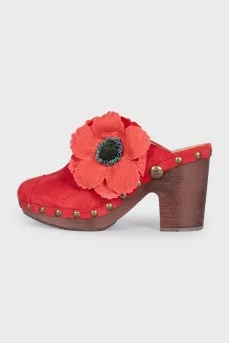 Suede clogs decorated with a flower